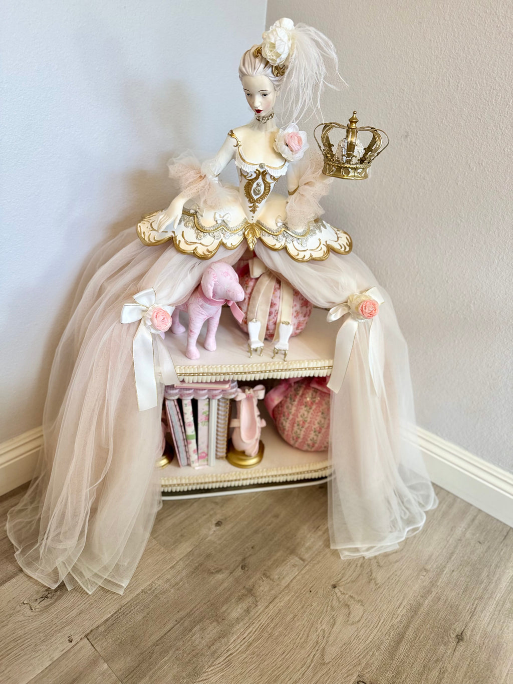 37” Marie Antoniette Cake Display