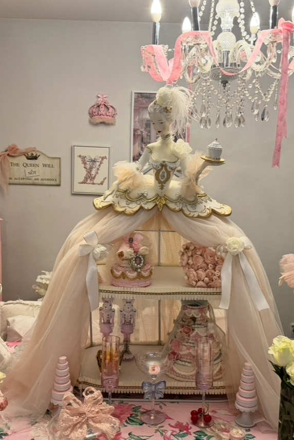 37” Marie Antoniette Cake Display