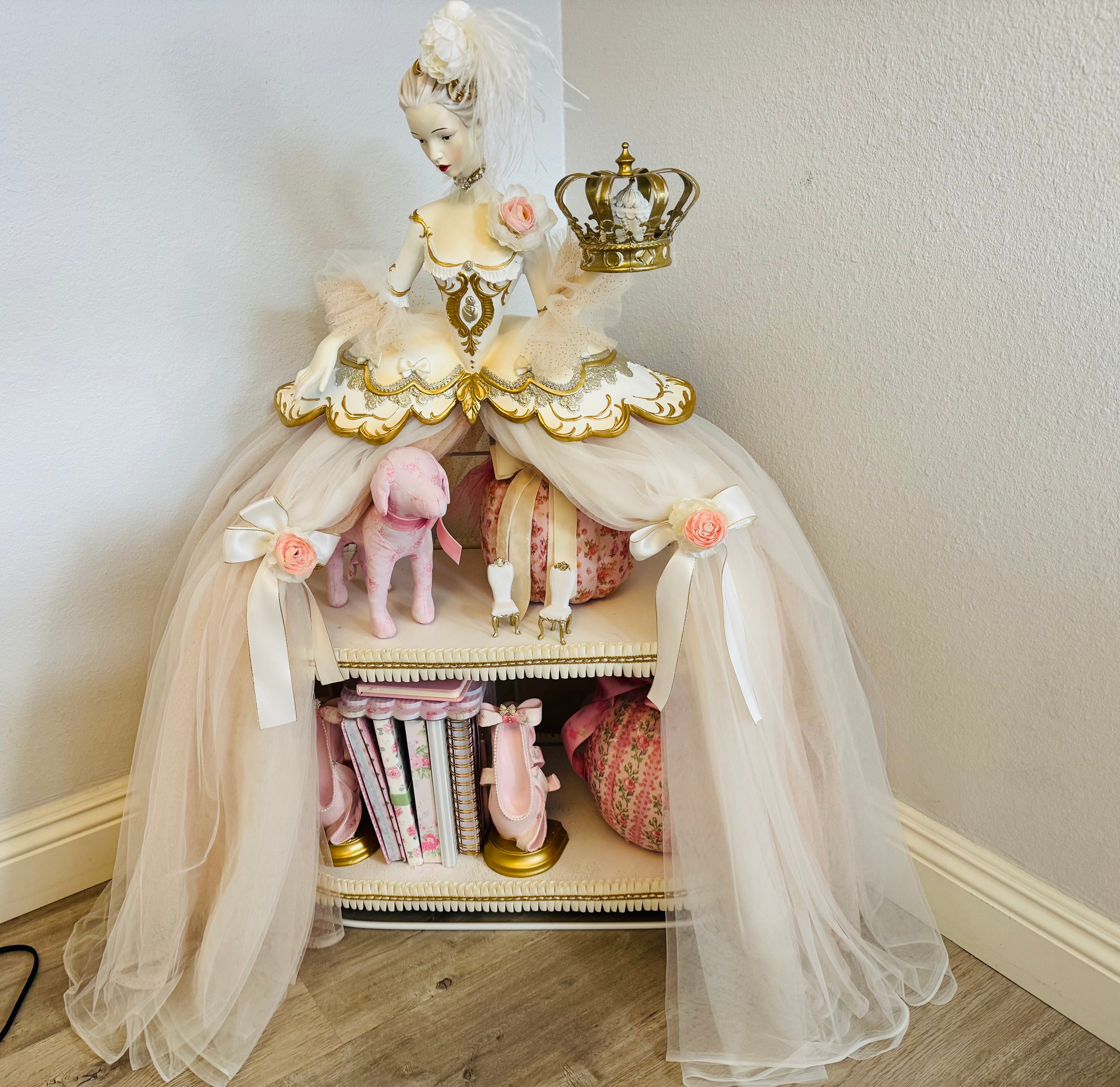 37” Marie Antoniette Cake Display