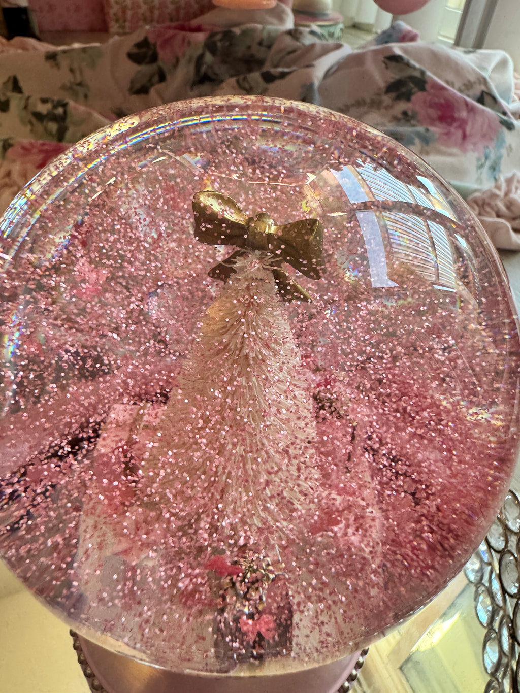 Musical Snow-globe with tree and presents