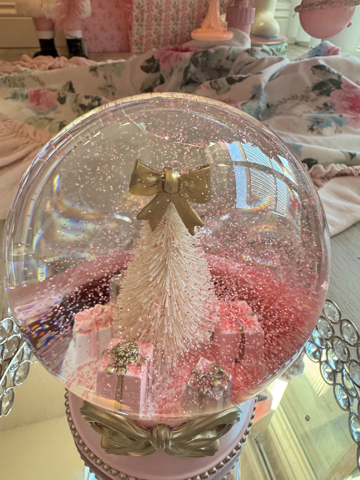 Musical Snow-globe with tree and presents