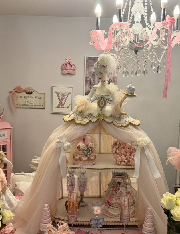 37” Marie Antoniette Cake Display