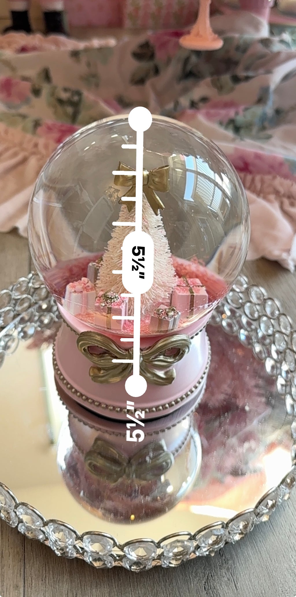 Musical Snow-globe with tree and presents