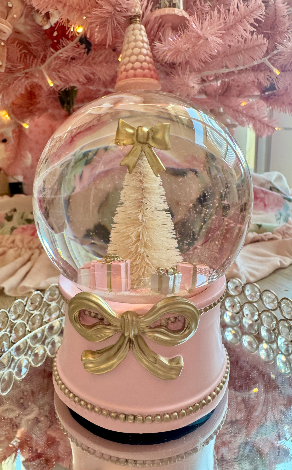 Musical Snow-globe with tree and presents