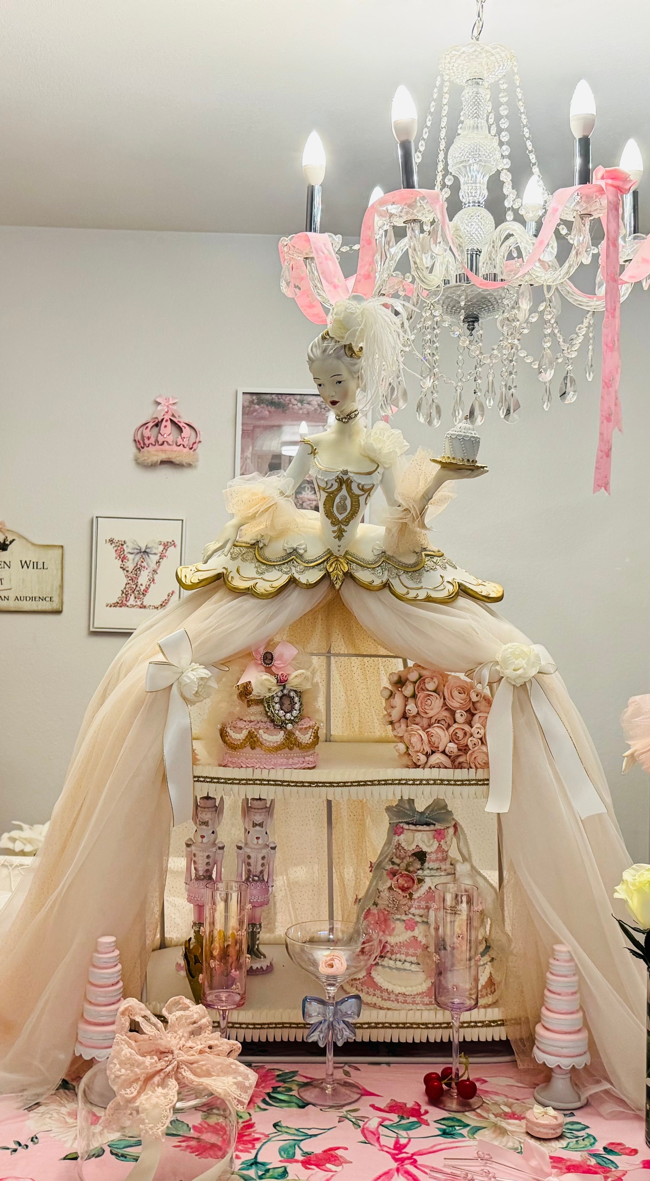 37” Marie Antoniette Cake Display