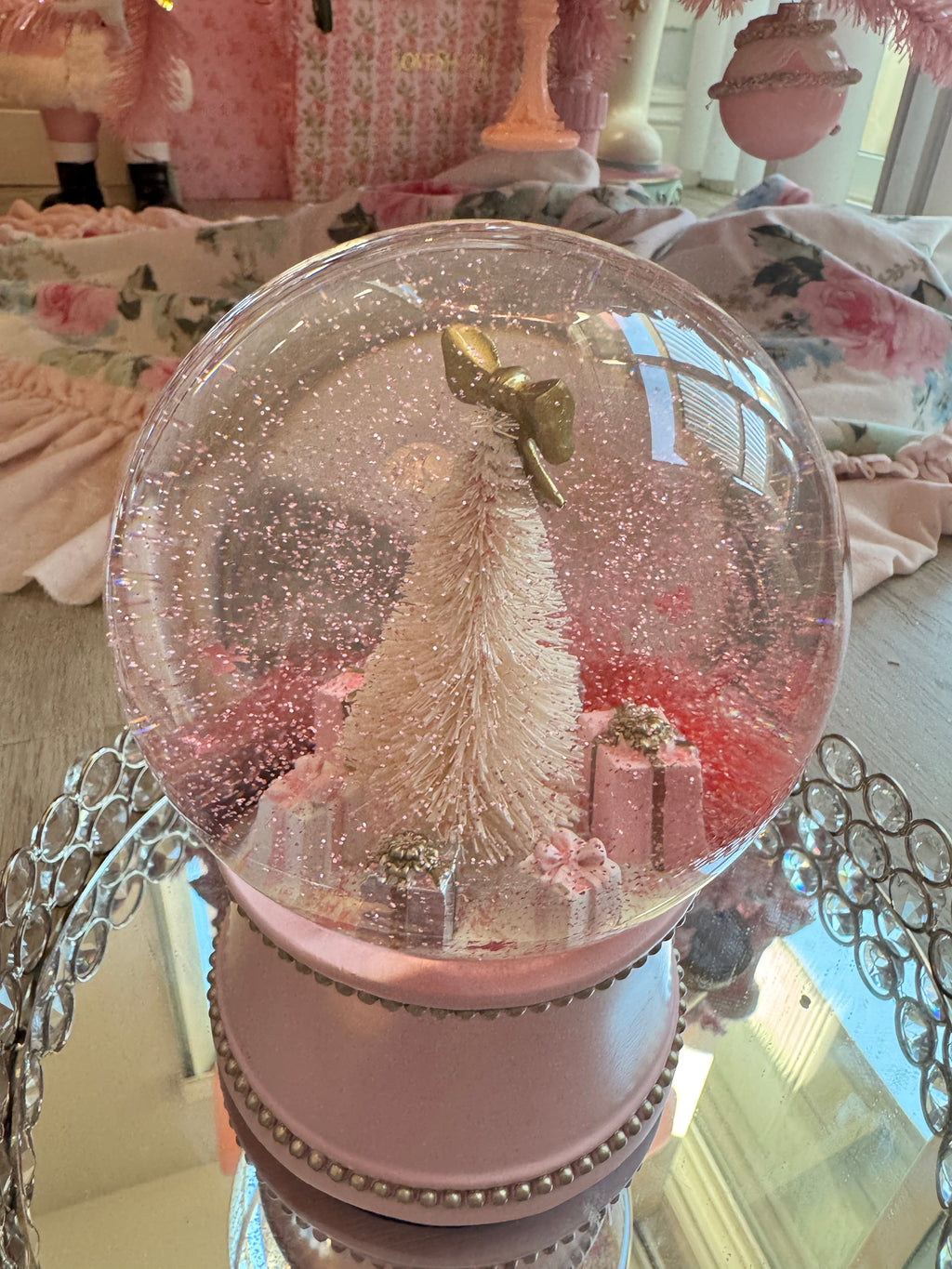 Musical Snow-globe with tree and presents