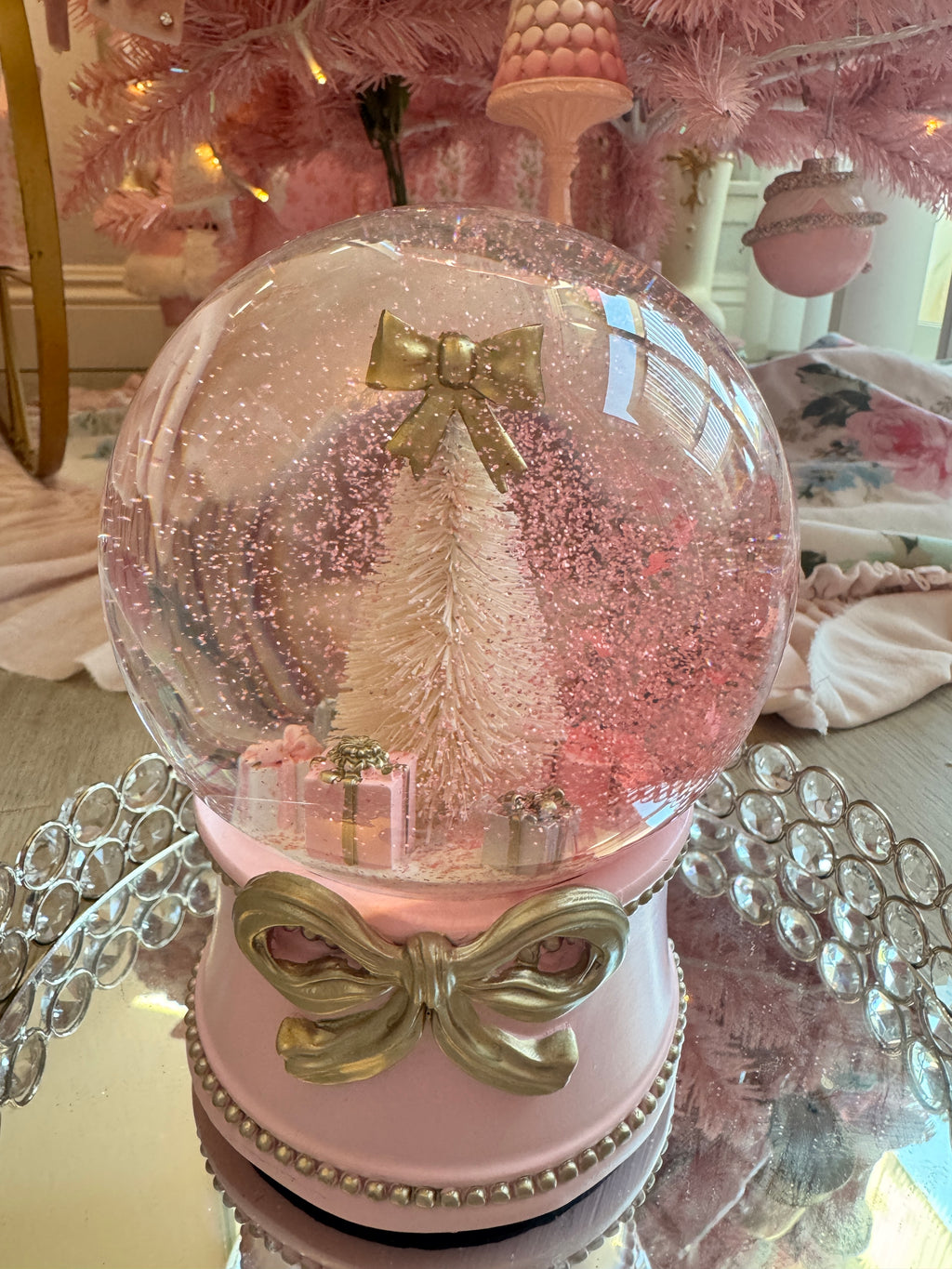 Musical Snow-globe with tree and presents