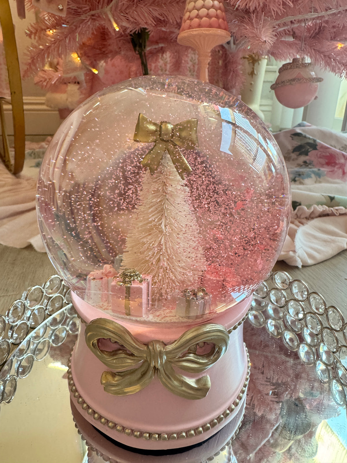 Musical Snow-globe with tree and presents