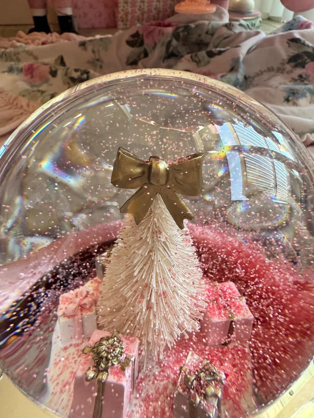 Musical Snow-globe with tree and presents