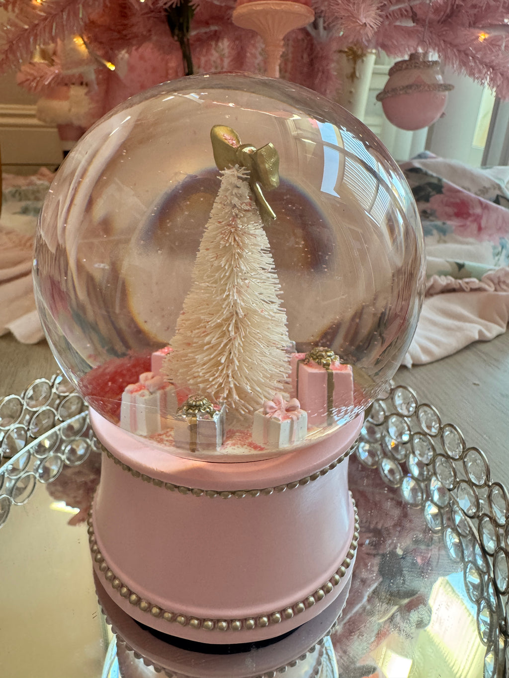 Musical Snow-globe with tree and presents