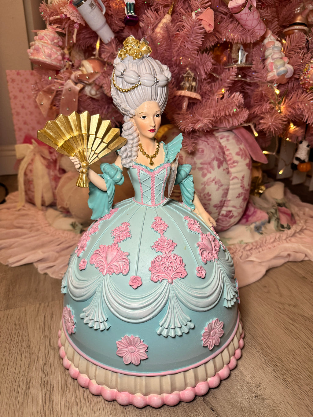 18in Marie Cake Figure Lady w/Fan
